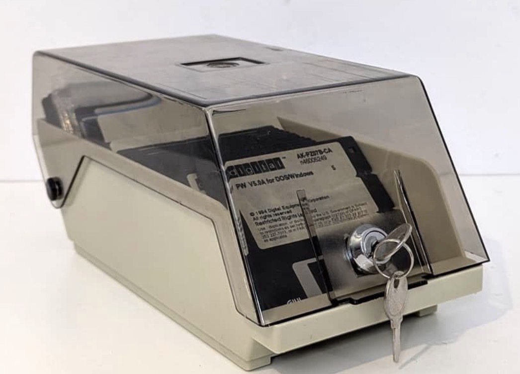 Lukittu levykerasia täynnä 3,5 tuuman DOS/Windows-levykkeitä vuodelta 1994